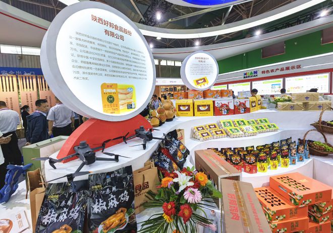 西咸新区特色农产品亮相第三十届中国杨凌农高会，展现现代农业新风貌